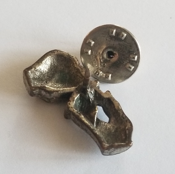 Vintage holding hands lapel pin silver tone brooch hat pin - Picture 2 of 9